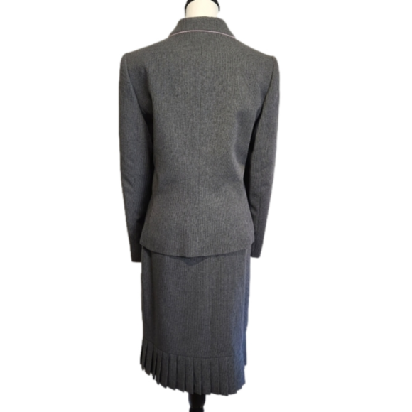 Tahari Women's Business suit Blazer and Skirt Size 10 Grey and Pink Pinstripe - Picture 5 of 16